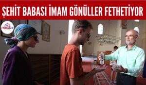 ŞEHİT BABASI İMAM CAMİYE GELEN TURİSTLERE 25 DİLDE İSLAMI ANLATIYOR