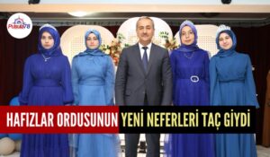 HAFIZLARIN TAÇLARINI ANNELERİ TAKTI